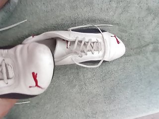 Wanking and cumming on my old sneakers