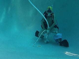 SCUBA Bear feeding pool cleaner