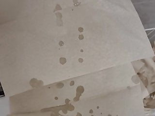 Dicke Ladung auf ein Papiertuch abspritzen