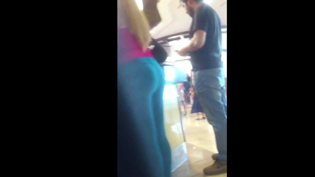 Ricas mujeres en el mall y una pendeja marcando su concha - Bonitos mujeres en cueros negras grandes