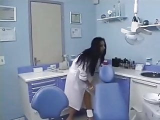 una joven soltera que trabaja dentista