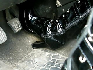 Pedal pumping and smoking in high heeled Boots - Bild 2