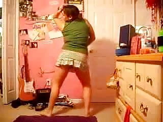 una jovencita mas bailando sexy