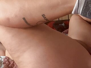 MILF gets wfinger banged and squirts her wer pussy - Bild 4
