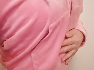 Tranny In Pink Masturbate After Gym.