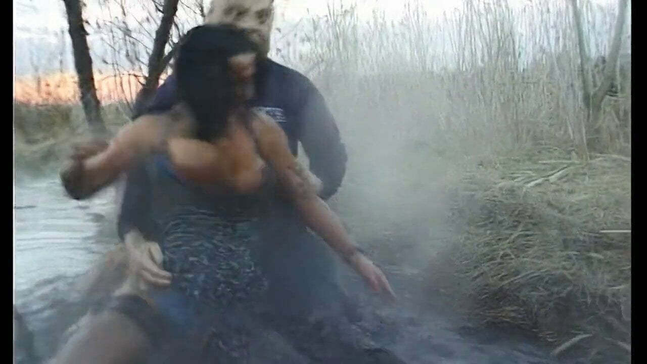 Kranker Halloween fucker bummst Mutti Outddor im Schlamm