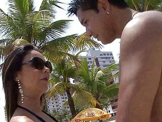 Junges Teen am Strand aufgerissen und zum Ficken mitgenommen - Bild 2