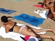 Fillo filma rabo da mama na praia