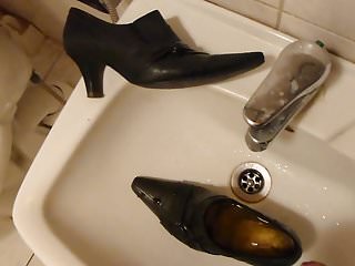 Piss in wifes black pointy pump