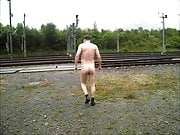 Nackt an der Bahnstrecke 1