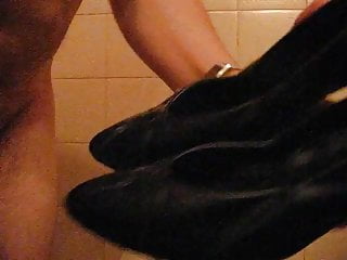 Shoejob with black classic used pumps...