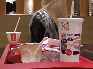 Geile Blondine gibt Blowjob im ,ffentlichen Restaurant - Bild 1