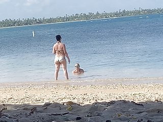 Bikini Milf Mature vid: Puerto Rican milfs at the beach