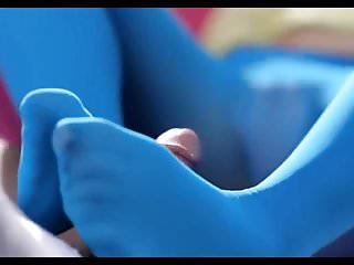 Blondes Teen Macht Ihrem Geliebten Einen Footjob