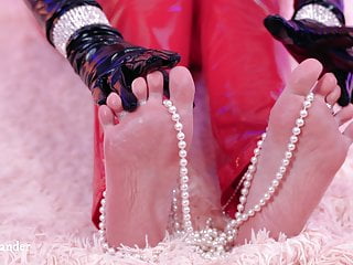 Retro Pin Up Curvy Mistress Barefoot Foot Fetish Pearl Tease...