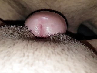 deslizando mi pinga por su rica vagina mojadita y caliente