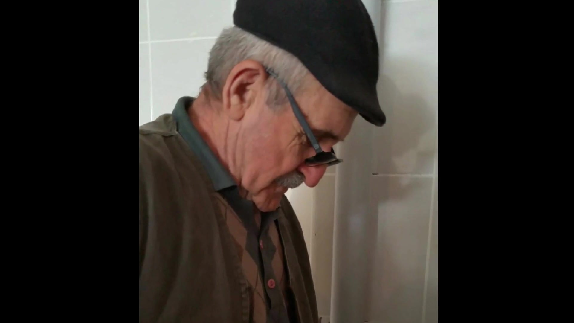 olderman fucked in the public toilet - Voyeur, Gay in Public, Olderman Gay  - MobilePorn