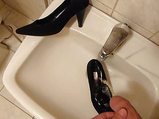 Piss in wifes black court suede...