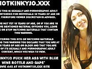 Hotkinkyjo fuck her ass with blue wine bottle and gape