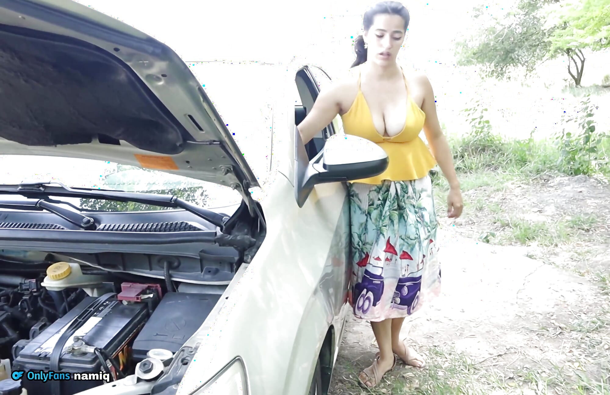 Mechanic fucks married woman stranded in the middle of nowhere