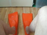 orange rubber flippers I - ich liebe Gummiflossen