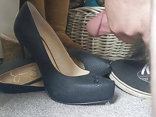 Cousins heels get cummed...