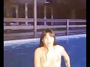 Brunella en la piscina