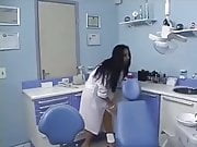 una joven soltera que trabaja dentista
