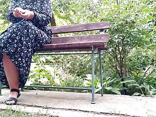 Outdoors Park video: Handjob outdoors in the park